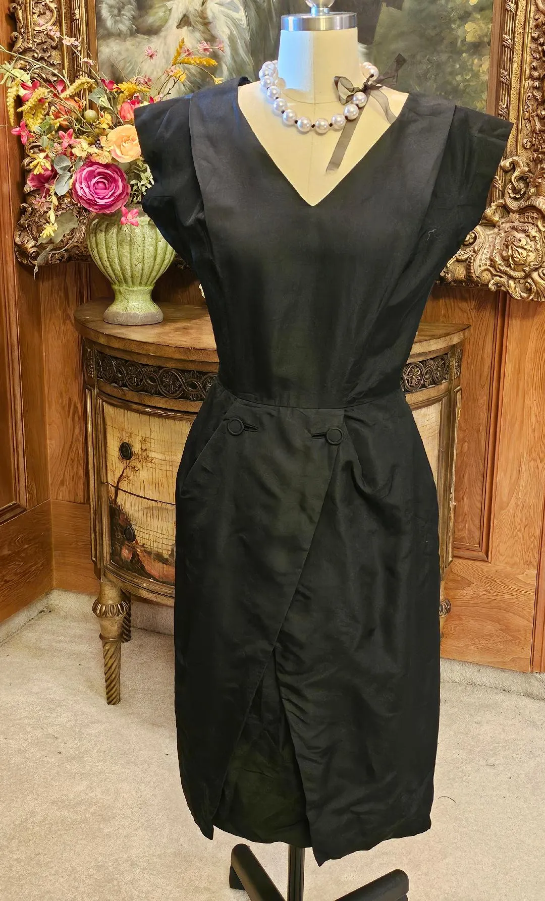 VINTAGE BLACK SHEATH PLEATED BODICE DRESS METAL ZIPPER 2 BUTTONS IN FRONT DESIGNER DRESS BLACK DRESS VINTAGE DRESS METAL ZIPPER DRESS